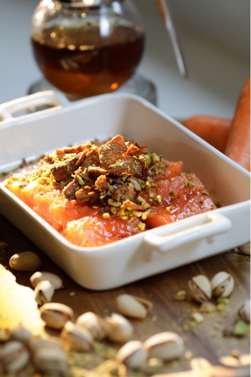 Salmón al horno con crust de pistache y Crujisanas de Camote